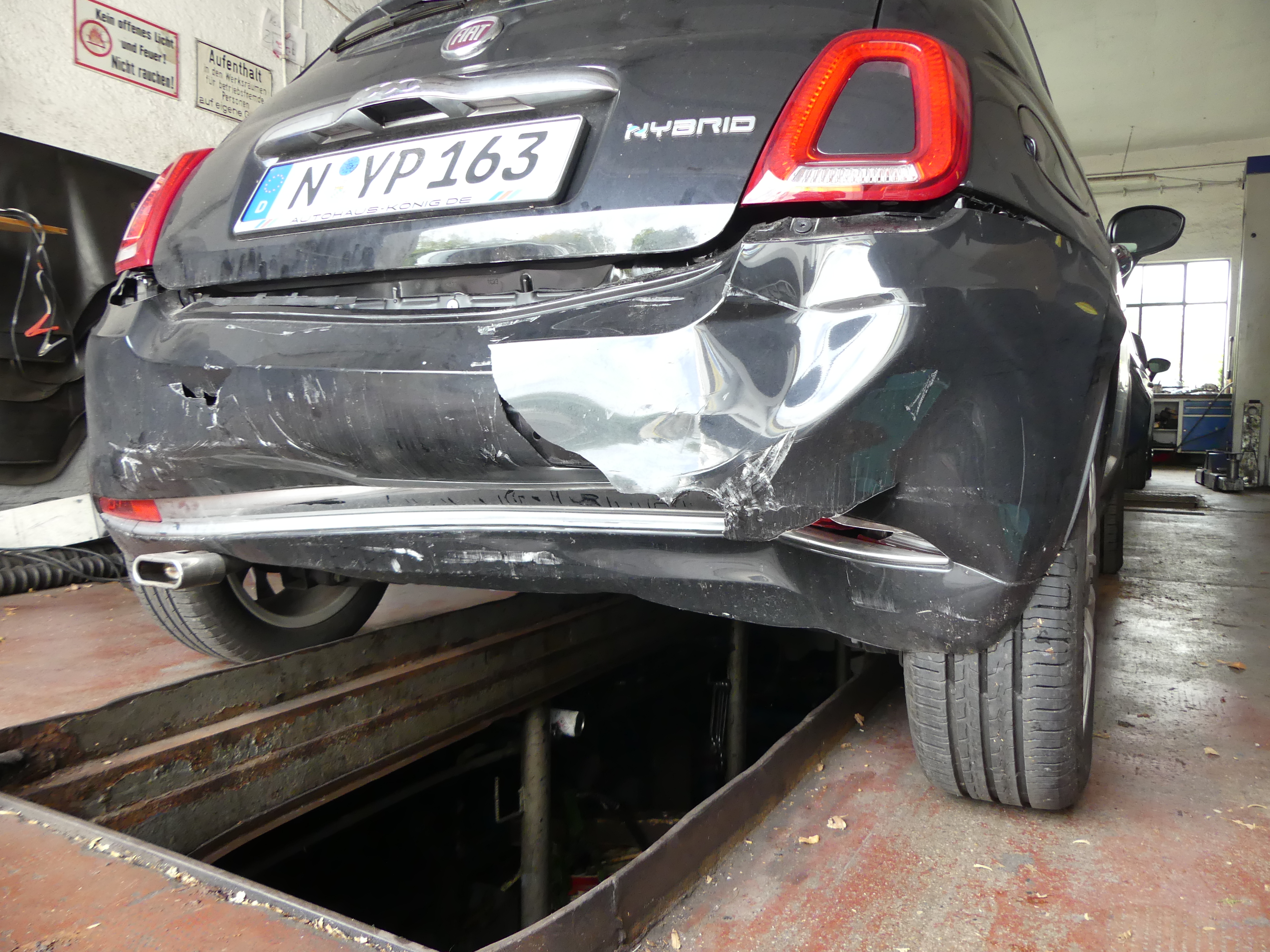 KFZ-Gutachter bei der Begutachtung eines Fahrzeugs